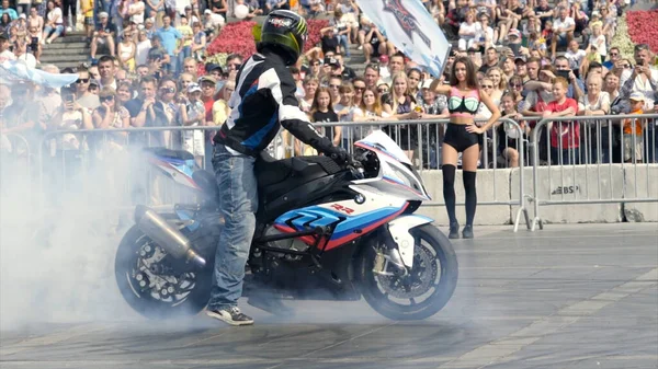 Yekaterinburg, Rusland-augustus 2019: Opening van het zomersportfestival met motorrijders. Actie. Sport motorrijder rijdt op terrein voor optredens en stunts met veel mensen — Stockfoto