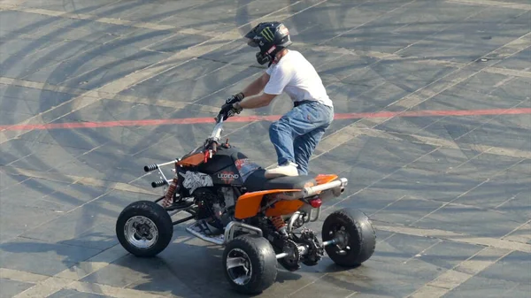 Yekaterinburg, Rússia-agosto de 2019: Homem em acrobacias de bicicleta Quad no festival. Acção. Quad cavaleiro passeios em torno da praça e executa acrobacias show no festival no verão — Fotografia de Stock