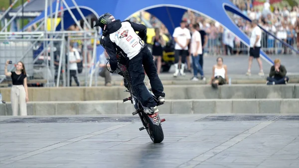 Yekaterinburg, Rusland-augustus 2019: Professionele freestyle motorrijder voert stunts uit. Actie. Spannende stunts van motorrijders op moto festival show in de zomer — Stockfoto