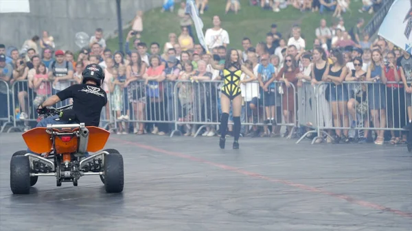 Yekaterinburg, Rusya-Ağustos 2019: Motor fuarında Atv binicisi. Başla. Profesyonel adam festivalde moto freestyle hileleri yaparak dört tekerli bisiklete biniyor. — Stok fotoğraf