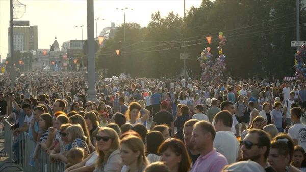 Ekaterimburgo, Rusia-agosto de 2019: Muchas personas se reunieron en la plaza de la ciudad el día de vacaciones. Acción. La celebración del día de la ciudad y todos sus habitantes se han reunido en la plaza en honor a este acontecimiento —  Fotos de Stock