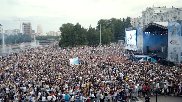 Yekaterinburg,ロシア- 8月, 2019:歌手のコンサートでファンの大群衆.行動だ好きなアーティストのコンサートで多くのファンが広場に集まりました。夏は音楽コンサートやフェスティバルの時間です。 — ストック写真