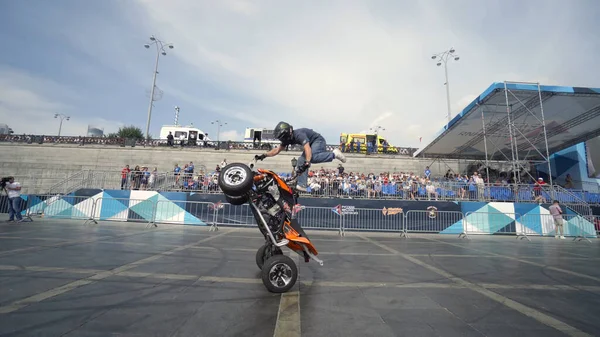 Jekaterinburg, Ryssland-augusti 2019: Fyrhjuling på moto festival. Börja. Vacker spännande prestanda av Atv ryttare på bakgrund av festivalen publiken — Stockfoto