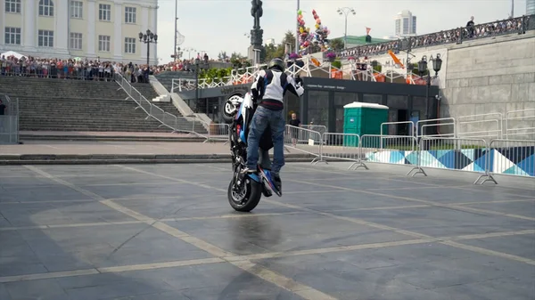 Yekaterinburg, Russia-August, 2019: Οι μοτοσικλετιστές παίζουν σε φεστιβάλ αθλητικών μοτοσικλετών. Πάμε. Απόδοση μοτοσικλετιστές στην πλατεία της πόλης στο παρασκήνιο του πλήθους των θεατών — Φωτογραφία Αρχείου