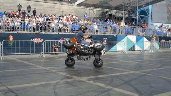 Yekaterinburg, Rusland-augustus 2019: Quadwielrenner op moto festival. Actie. Mooie spannende prestaties van Atv rider op de achtergrond van festival menigte — Stockfoto