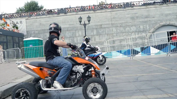 Yekaterinburg, Rusland-augustus 2019: Race motorrijders op Moto festival in de stad. Actie. Spannende race van Atv vs motorfiets op Moto festival in de stad. Motorrijders aan het begin van de race op het stadsplein — Stockfoto