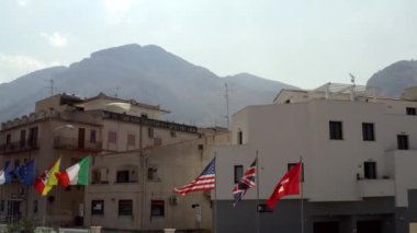Güneşli bir günde binada farklı ülkelerin bayrakları vardı. Başla. Dünyanın bayrakları güney şehrinin sokaklarında