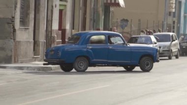 Havana, Küba - Mayıs 2019 Kübalılar renkli klasik Amerikan arabalarını geçtiler. Başla. Havana sokaklarında eski model arabaları geçerek