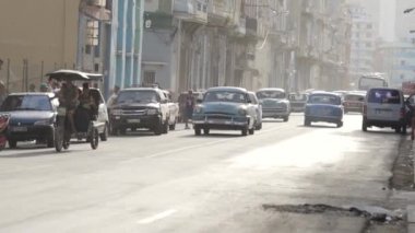 Havana, Küba - Mayıs 2019 Kübalılar renkli klasik Amerikan arabalarını geçtiler. Başla. Havana sokaklarında eski model arabaları geçerek