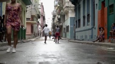 Havana, Küba - Mayıs 2019: Havana sokaklarında yabani insanlar. Başla. Havana sokaklarında sokak hayatı