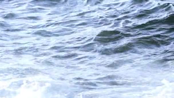 Hintergrund der Aqua-Meerwasseroberfläche mit sonnigen Reflexen. Aktion. Hintergrund der Aqua-Meerwasseroberfläche mit sonnigen Reflexen — Stockvideo