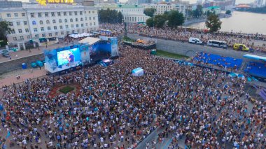 Ekaterinburg, Rusya - Ağustos 2019: Konseri izleyen büyük bir kalabalık. Başla. Şehir günündeki konserde büyük bir grup insan.
