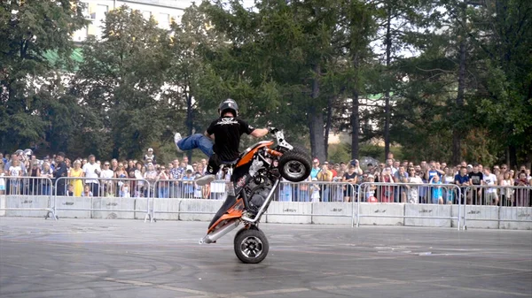 Ekaterinburg, russland - august 2019: performance auf quad bike in der stadt. Aktion. Veranstaltung beim Stadtfest — Stockfoto