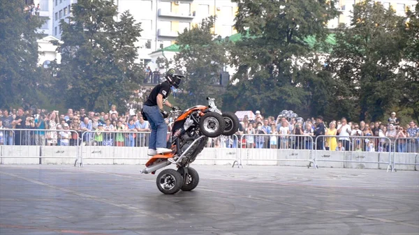 Ekaterinburg, Russie - Août 2019 : Performance sur un quad en ville. L'action. Événement au festival de la ville — Photo