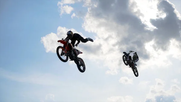 Ekaterinburg, Rusia - Agosto de 2019: Extreme City Extreme Sports Festival. Acción. Espectáculos de motociclistas, ciclistas realizan acrobacias en motocicletas — Foto de Stock