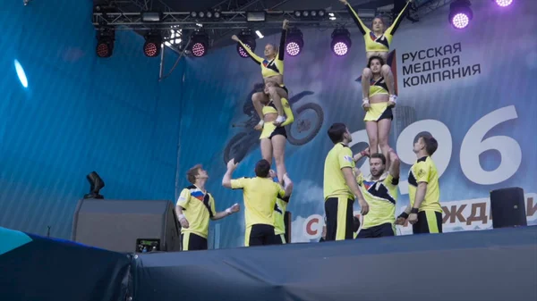 Ekaterinburg, Rusia - august 2019: Fete îmbrăcate strălucitor din grupul de sprijin care cântă pe scenă. Acţiune. Grupul de suport efectuează pe scenă — Fotografie, imagine de stoc