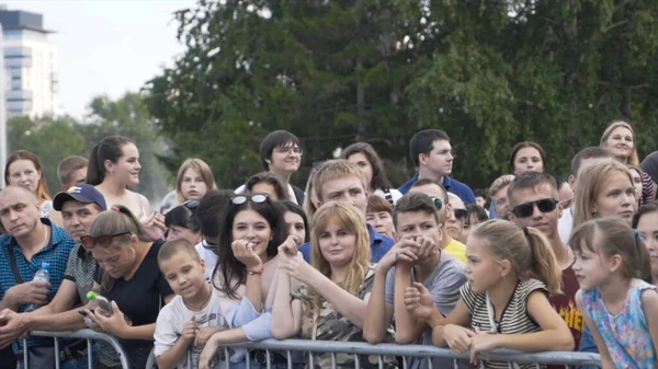 Ekaterinburg, Rusia - Agustus 2019: Kerumunan besar orang di festival kota dalam perayaan. Mulai. Orang-orang pada acara meriah hari kota — Stok Foto