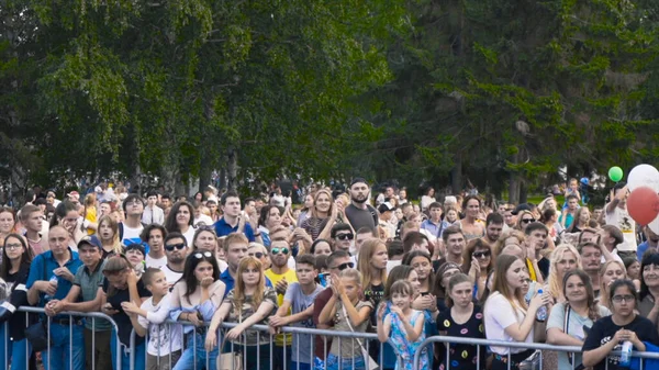 エカテリンブルク、ロシア- 8月、 2019:お祝いの都市祭りで人々の巨大な群衆。行動だ市の日のお祝いの機会に人々 — ストック写真