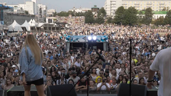 Jekatěrinburg, Rusko - srpen, 2019: Pohled z jeviště se zpěvem na fanoušky lidí. Akce. Představení na jevišti na dovolené ve městě — Stock fotografie