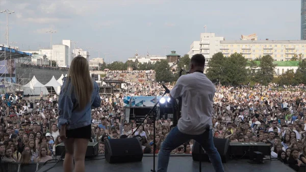 Ekaterinburg, Russia - Agosto, 2019: Vista dal palco con il canto sui fan della gente. Azione. Spettacolo sul palco in vacanza in città — Foto Stock