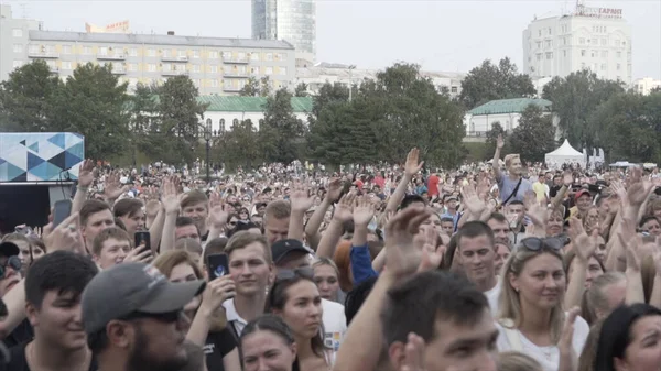 Ekaterinburg, Ρωσία - Αύγουστος, 2019: Τεράστιο πλήθος κόσμου στο φεστιβάλ της πόλης για να γιορτάσει. Πάμε. Οι άνθρωποι στην εορταστική περίσταση της ημέρας της πόλης — Φωτογραφία Αρχείου