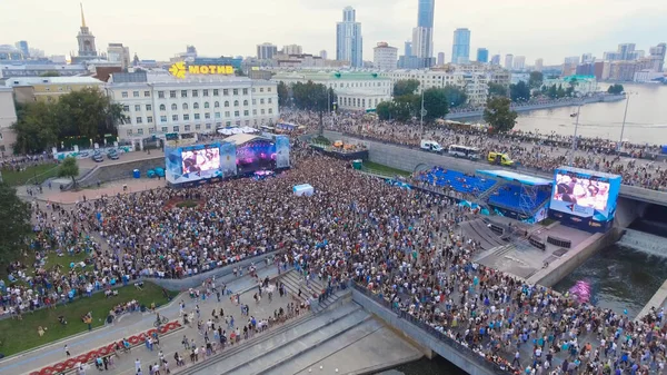 Ekaterinburg, Rússia - agosto de 2019: Grande multidão de pessoas assistindo a um show. Acção. Grande grupo de pessoas em um concerto no dia da cidade — Fotografia de Stock