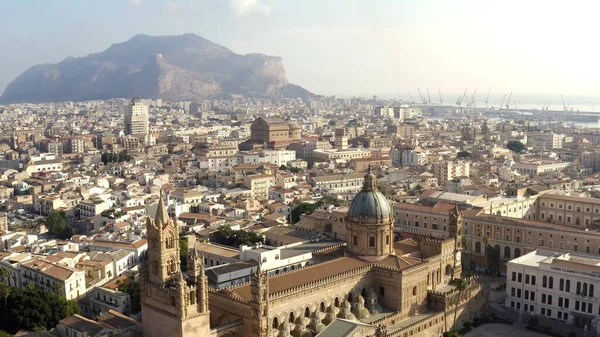 Tetti aerei e strade Città Vecchia. Azione. Parte centrale della vecchia città europea. Vista dall'alto della parte vecchia della città europea — Foto Stock