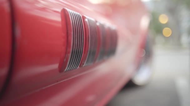 Bir Amerikan klasik arabası gösteriliyor. Başla. Tekerlekli kırmızı arabanın parçası. — Stok video