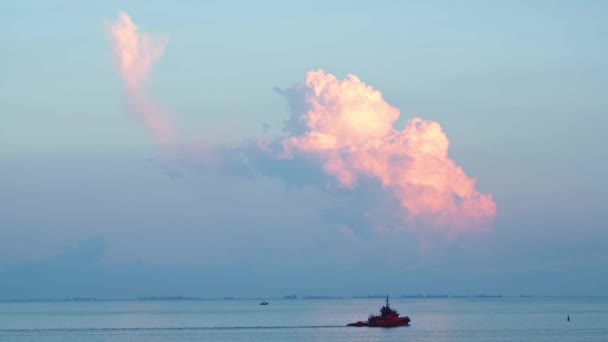 Widok mijającego statku w pobliżu brzegu morza. Postrzelony. Piękny widok na morze i chmury — Wideo stockowe