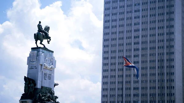 Vue du bâtiment du gouvernement. L'action. Bâtiment de haute administration avec monument et drapeau — Photo