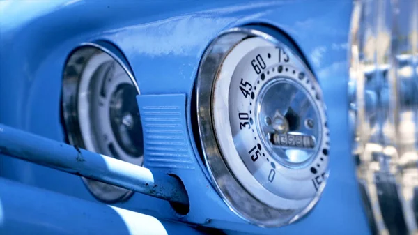 Fecha o velocímetro, painel. Acção. Painel de um carro americano vintage azul — Fotografia de Stock