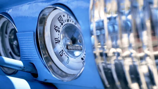 Gros plan Compteur de vitesse, tableau de bord. L'action. Tableau de bord d'une voiture américaine vintage bleue — Photo