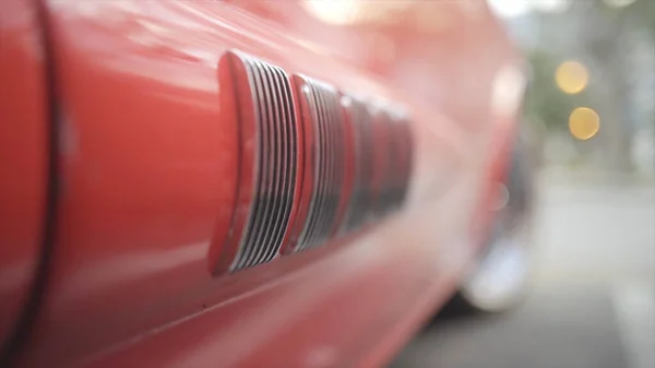 Um carro clássico americano é mostrado. Acção. Parte do carro vermelho com uma roda — Fotografia de Stock