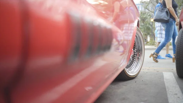 Se muestra un coche clásico americano. Acción. Parte del coche rojo con una rueda — Foto de Stock