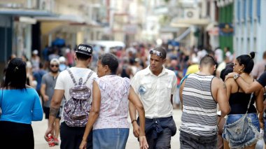 Havana, Küba - Mayıs 2019: canlı Küba caddesinin manzarası. Başla. Sıcak bir günde Havana sokaklarında büyük bir grup insan.