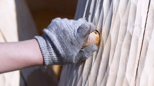 ปิดขึ้นของช่างไม้มืออุดตันของผ้าเช็ดตัวที่สถานที่ก่อสร้าง คลิปล่ะ กระบวนการสร้างบ้านไม้โดยคนงานมืออาชีพ . — ภาพถ่ายสต็อก