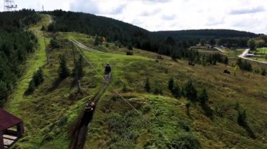 Güzel bir bölgedeki dörtlü bisiklette kayan bir grup insanın hava manzarası. Stok görüntüleri. Ekstrem motor sporları konsepti, yeşil çimlerin üzerinde hareket eden insanlar..