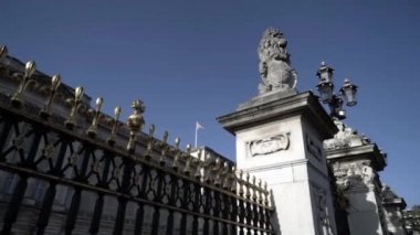 Gates İngiltere Parlamentosu 'na. Başla. Londra 'daki hükümet binasının eski kapıları.