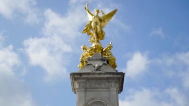 Victoria Memorial, Buckingham Sarayı 'nda mavi bulutların ardında. Başla. Londra Buckingham Sarayı 'nın önündeki Kraliçe Victoria Anıtı
