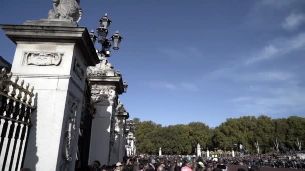Londres, Inglaterra - outubro de 2019: Evento próximo ao Parlamento Inglês. Acção. Muitas pessoas perto dos portões do edifício do governo da Inglaterra em Londres — Vídeo de Stock