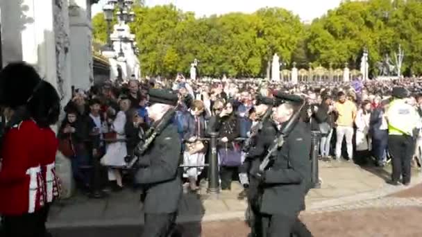 Londra, İngiltere - Ekim 2019: Grenadier Muhafızları nöbetçileri parlamento yakınlarında görevlendirildi. Başla. Parlamento topraklarında İngiliz nöbetçi askerler — Stok video