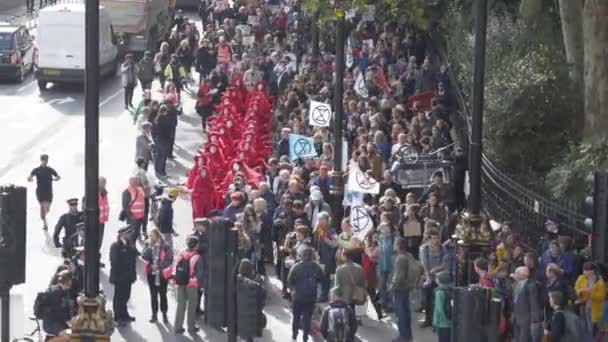 Londres, Inglaterra - octubre de 2019: Manifestaciones en Londres. Acción. Activistas climáticos durante la manifestación de la rebelión de extinción en Londres, Inglaterra, Reino Unido — Vídeos de Stock