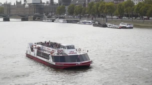 London, England - oktober 2019: Stadskryssning på floden. Börja. Stadsvattentransport i floden London — Stockvideo