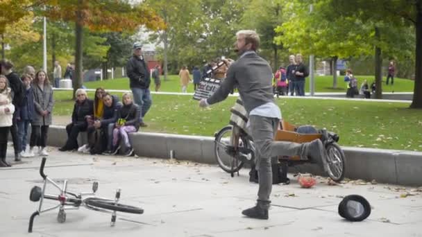 Londra, Inghilterra - ottobre 2019: performance di strada dell'uomo a Londra. Azione. Un uomo si esibisce per strada per i passanti — Video Stock