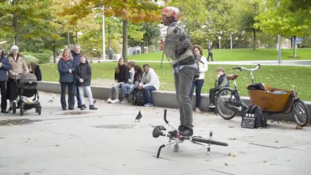 Londra, Inghilterra - ottobre 2019: performance di strada dell'uomo a Londra. Azione. Un uomo si esibisce per strada per i passanti — Video Stock