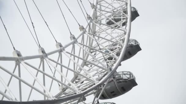 영국 런던 - 2019 년 10 월: 큰 바퀴 관. 행동. 런던의 눈 (London eye) 은 템스 강기슭에 있는 거대 한 페리스 휠이다. 런던에 있는 페리스 바퀴 의숙 소 — 비디오