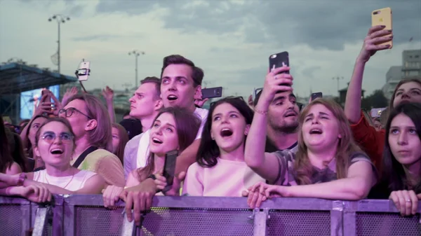 USA - Washington, 09.08.2019: young people enjoying during outdoors music festival, youth and art concept. Action. Teenagers listen to the music at the concert. — Stockfoto