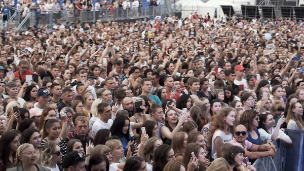 フィンランド-ヘルシンキ, 08.16.2019:人々は携帯電話でコンサートを録音します。行動だパフォーマンスを楽しむ人々の群衆. — ストック写真