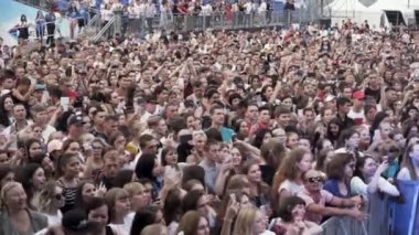 Finlandiya - Helsinki, 08.16.2019: cep telefonlarıyla konser kaydı yapan kişiler. Başla. Performansın tadını çıkaran bir sürü insan..