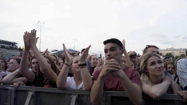 USA - Washington, 09.08.2019: young people enjoying during outdoors music festival, youth and art concept. Action. Teenagers listen to the music at the concert. — Stockfoto